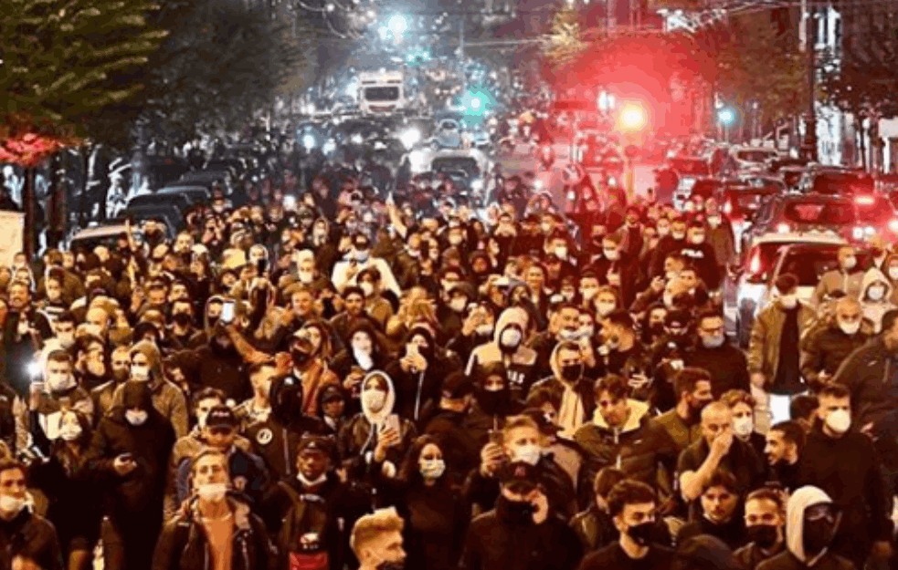 NEREDI U NAPULJU: Demonstracije protiv korona mera, mase na ulicama, lete SUZAVCI I TOPOVSKI UDARI (FOTO, VIDEO)